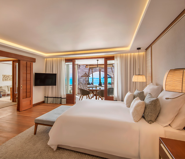 paradis-beachcomber-senior-suite-beachfront-d