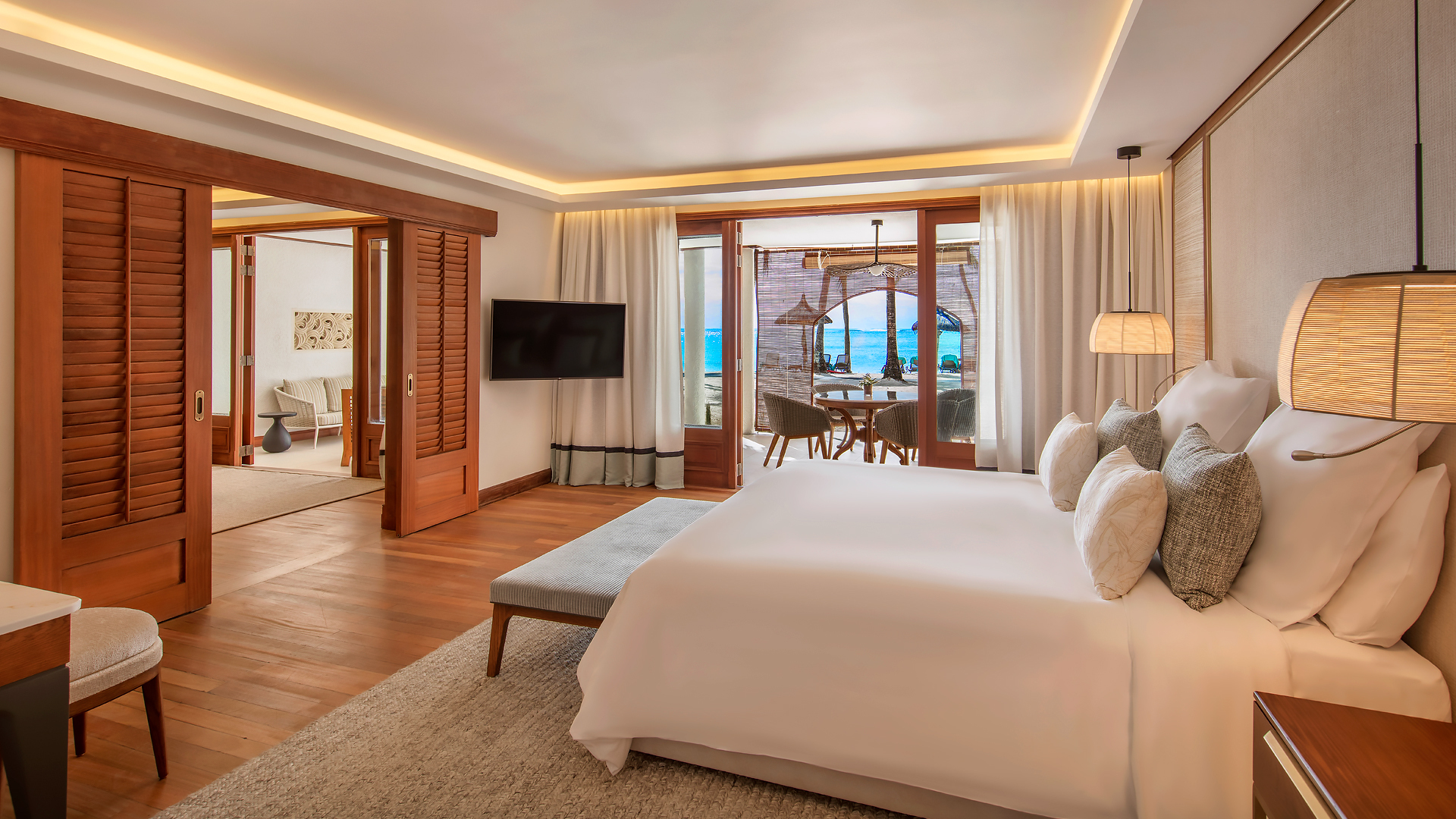 paradis-beachcomber-senior-suite-beachfront-slider-d