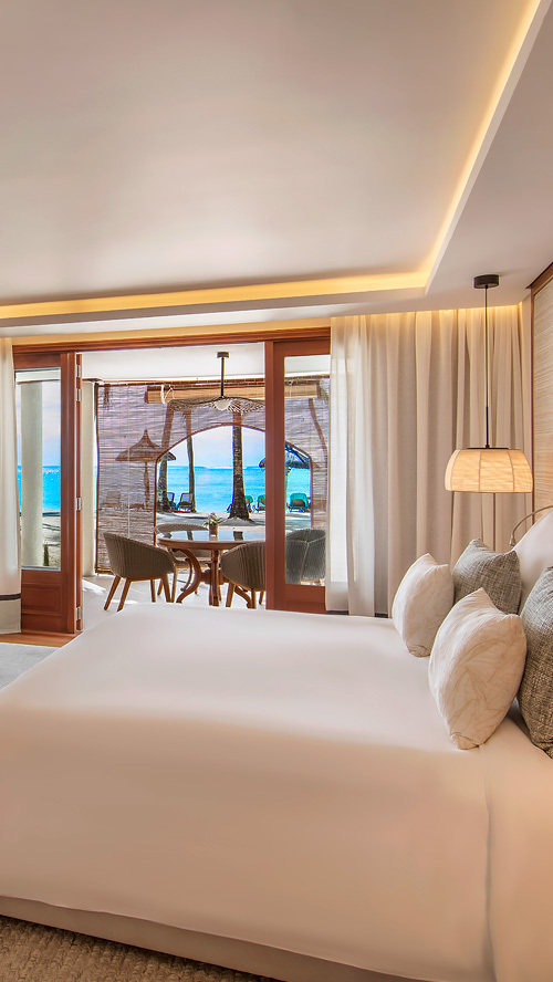 paradis-beachcomber-senior-suite-beachfront-slider-m