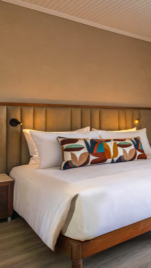 slider-deluxe-room-view-cut-500x888-m