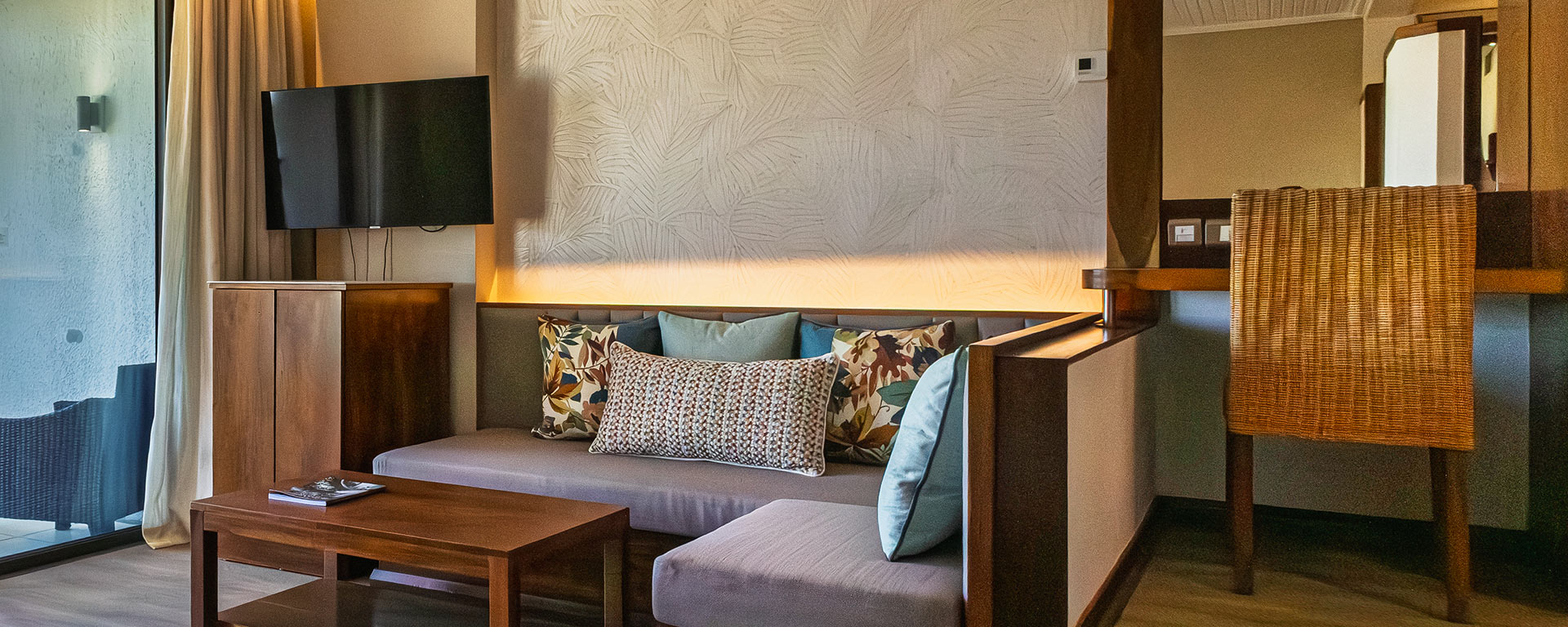 slider-tropical-room-view-cut-1920x768-d