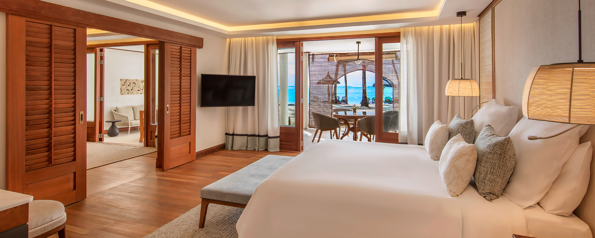 paradis-beachcomber-senior-suite-beachfront-slider-d