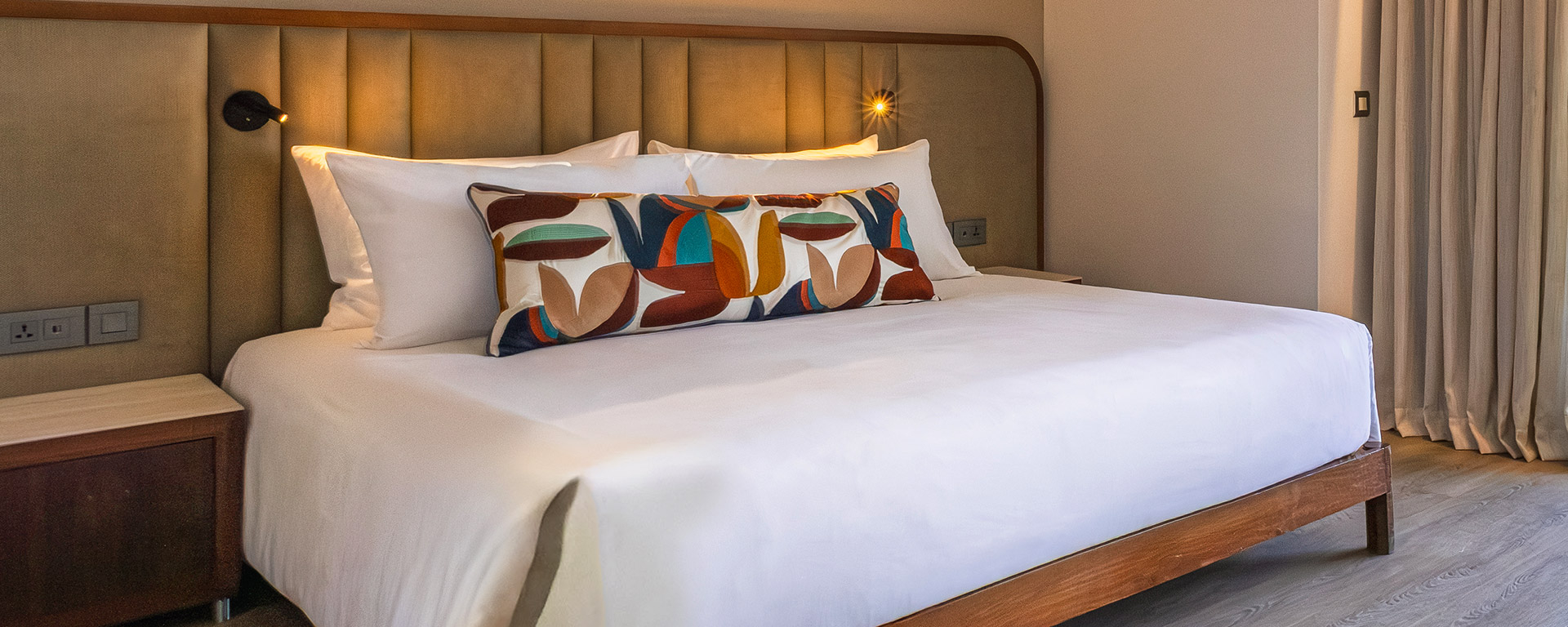 slider-deluxe-room-view-cut-1920x768-d