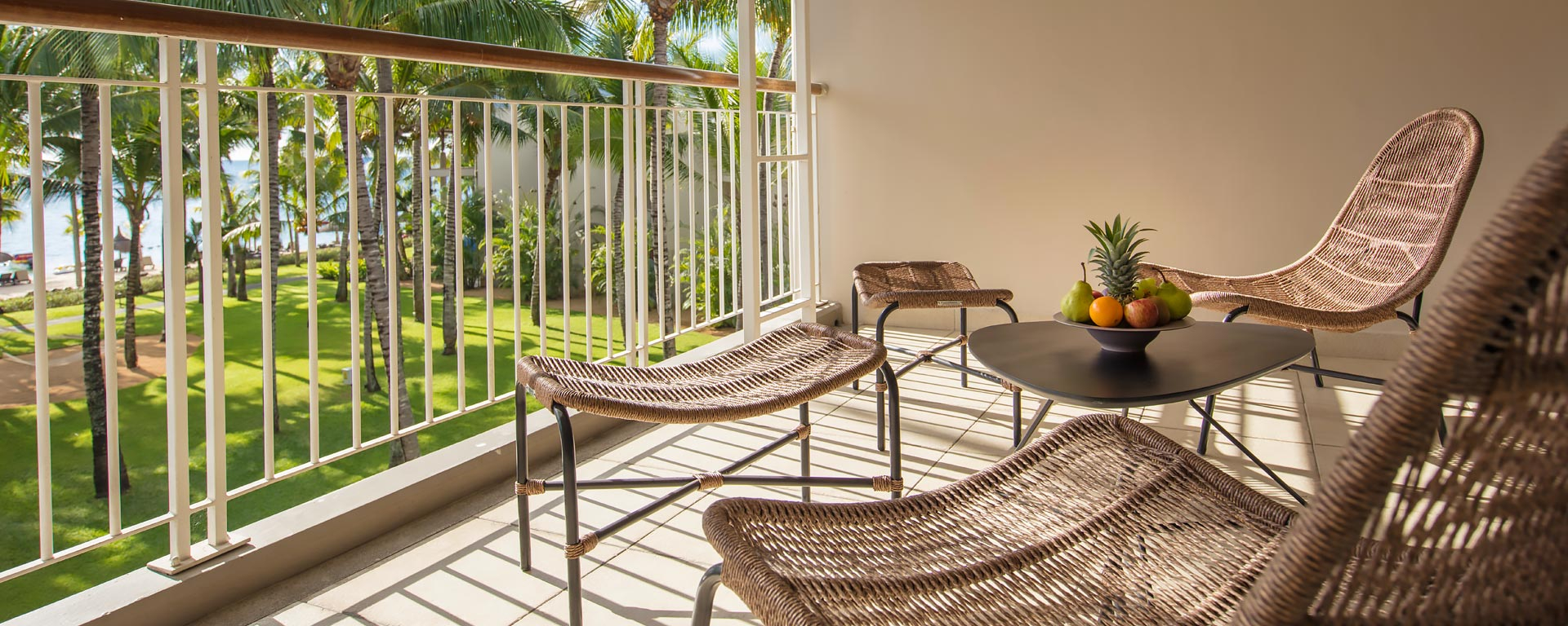 victoria-beachcomber-deluxe-room-slider-d