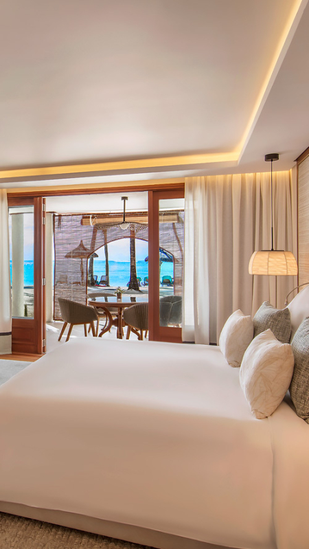 paradis-beachcomber-senior-suite-beachfront-slider-d