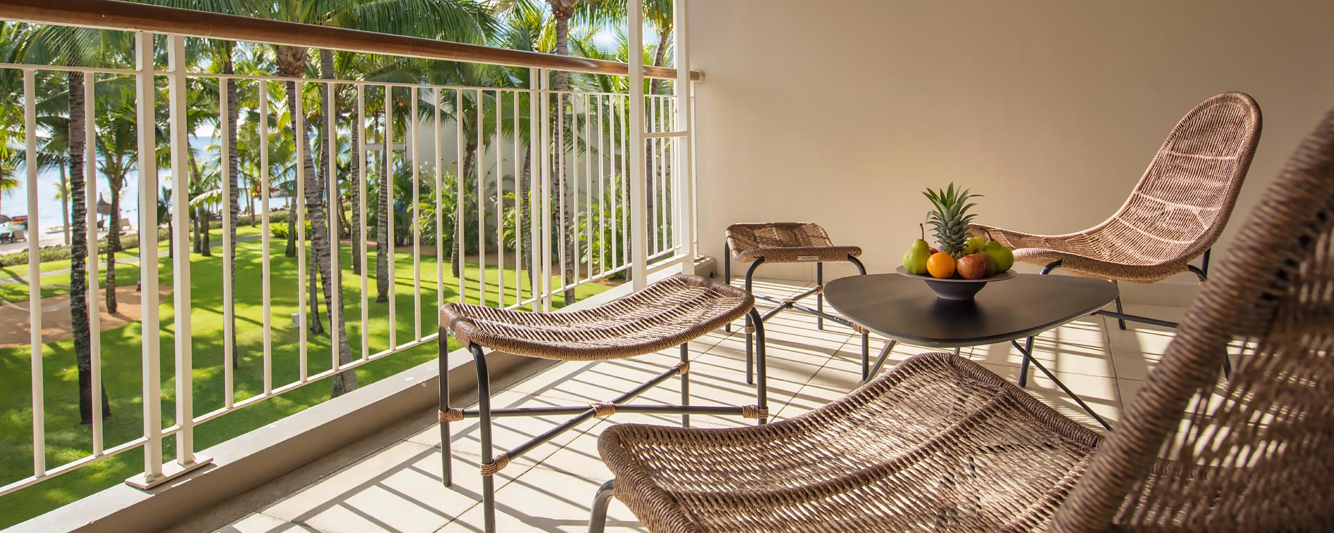 victoria-beachcomber-deluxe-room-slider-d